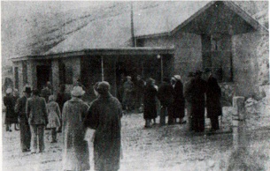 The Frankton congregation after the opening ceremony of the new church in 1959 (left, Southland Times) and in 1989 (right, photo B.A.S. Wilson)